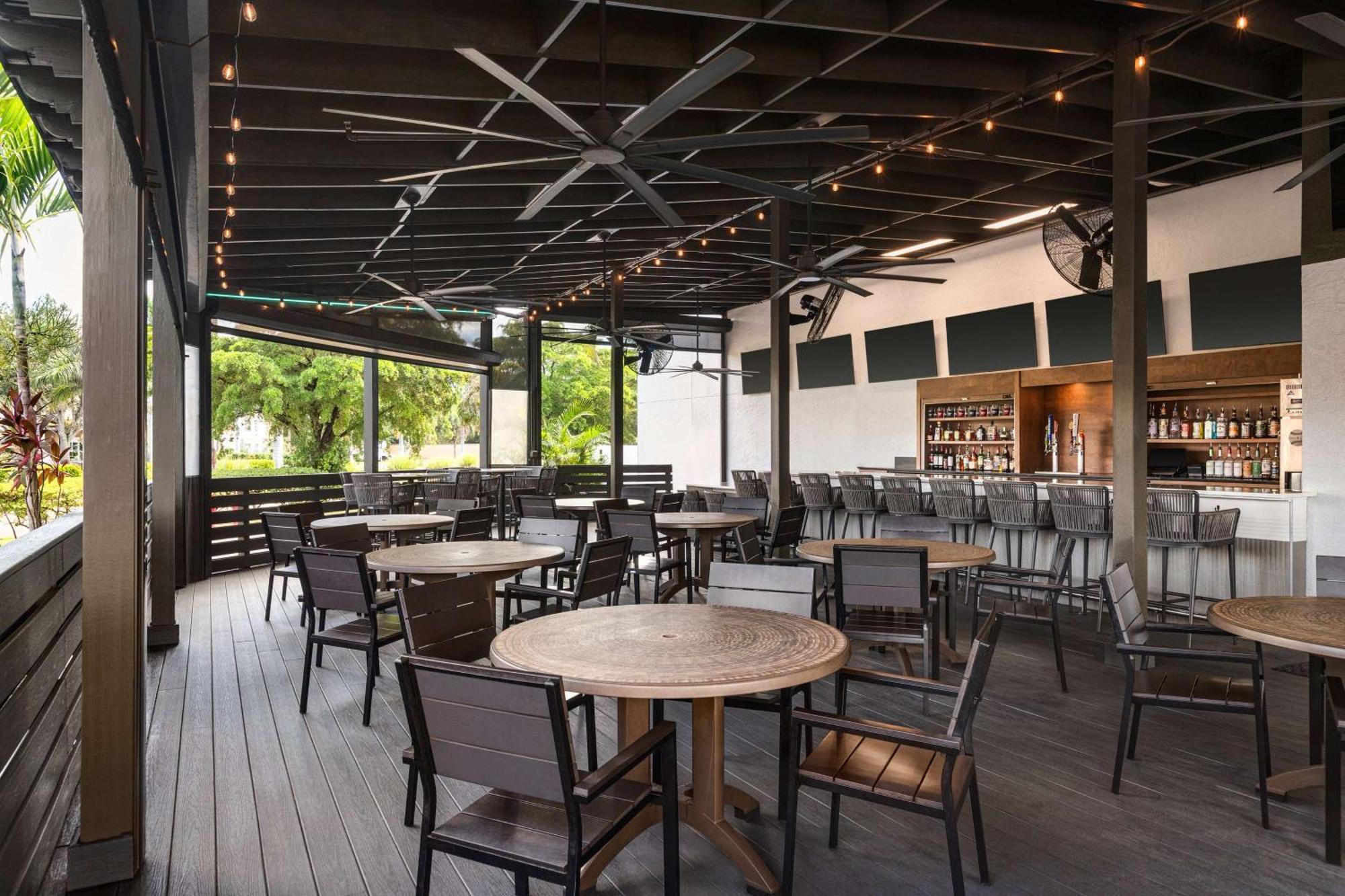 Doubletree By Hilton Fort Myers At Bell Tower Shops Экстерьер фото
