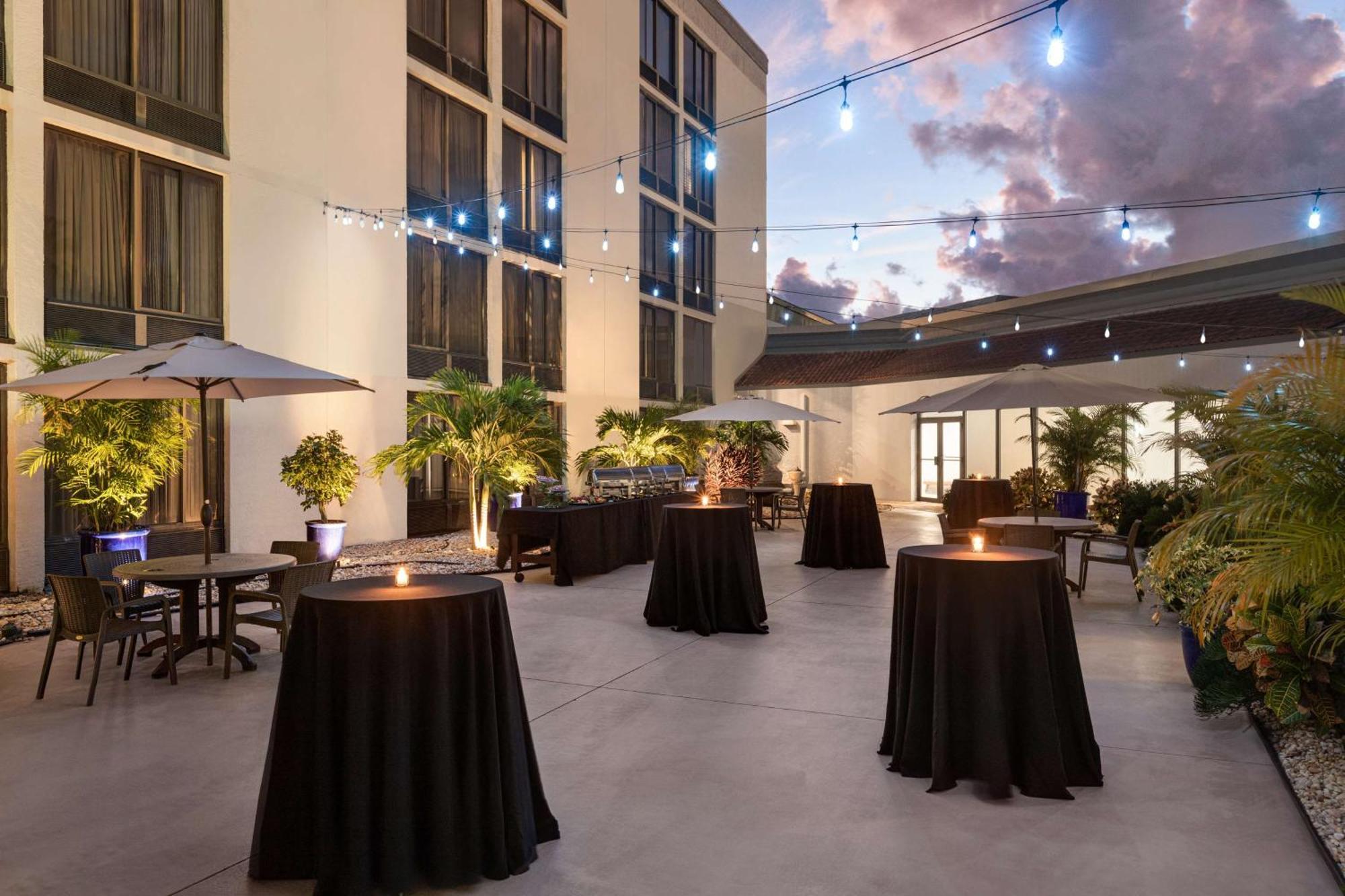 Doubletree By Hilton Fort Myers At Bell Tower Shops Экстерьер фото