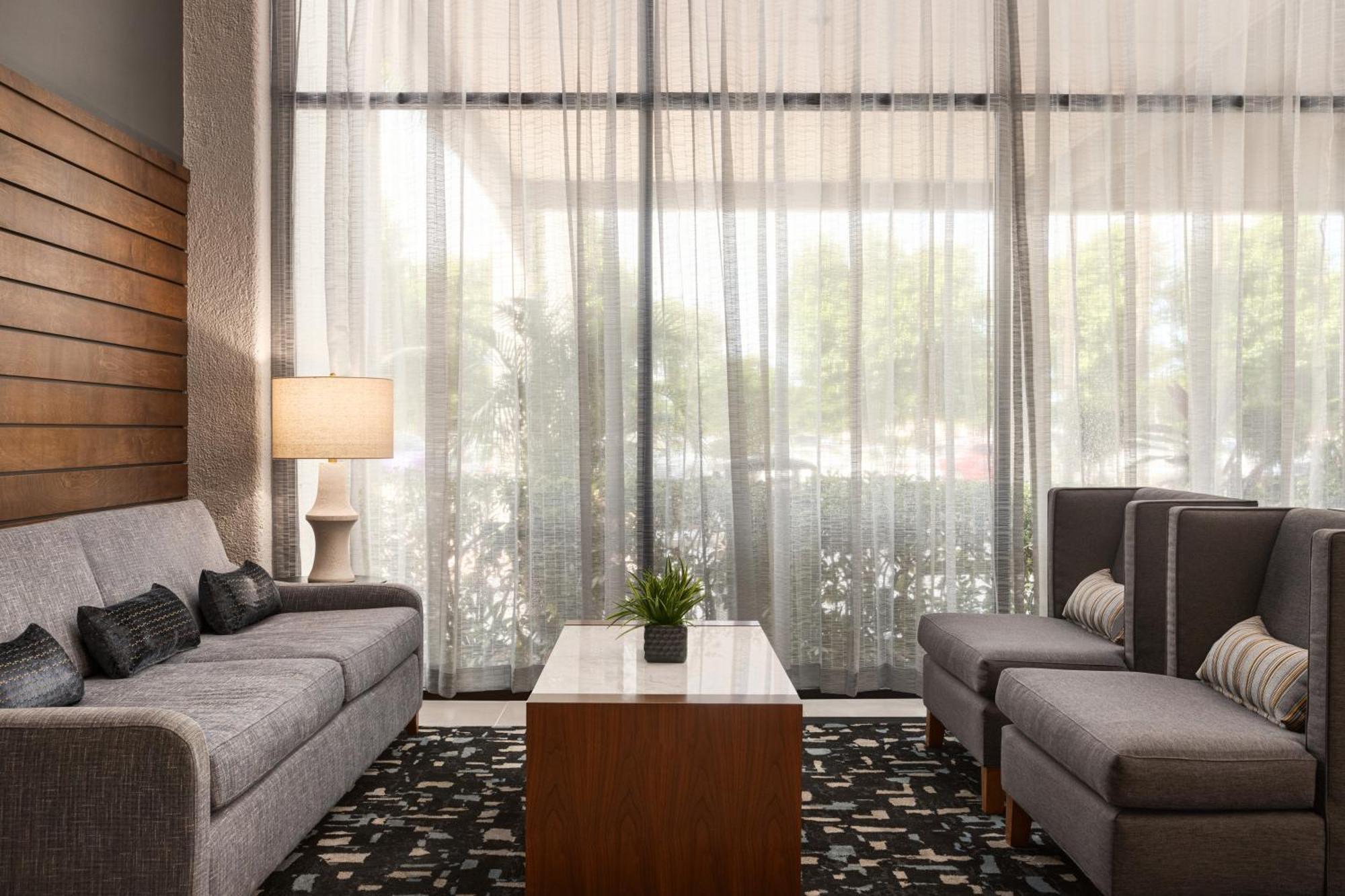 Doubletree By Hilton Fort Myers At Bell Tower Shops Экстерьер фото