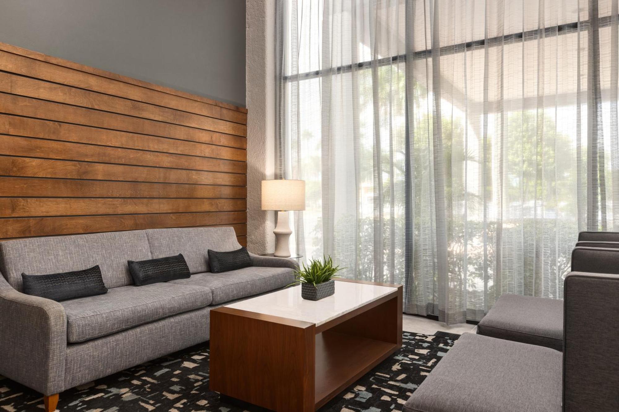 Doubletree By Hilton Fort Myers At Bell Tower Shops Экстерьер фото